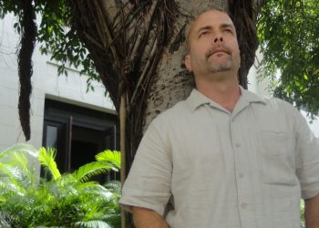 ¡Sin crisis! Exespía cubano almorzó sugerente paella con su esposa