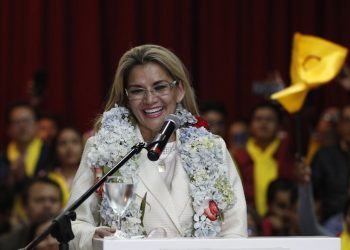 Presidenta interina de Bolivia solicitó renuncia de todos sus ministros