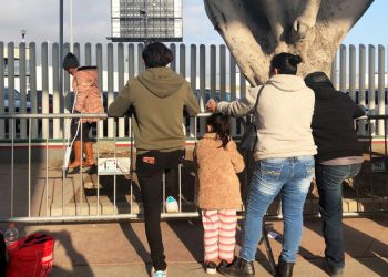 Juez federal rechaza cuestionar separaciones de familias migrantes en EEUU