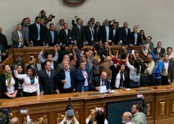 Guiadó se juramentó en la sede del parlamento venezolano…pasando por encima de los militares