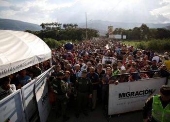 En tres días más de 200.000 personas han cruzado frontera entre Colombia y Venezuela