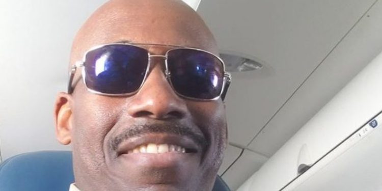 Un Policía en Estados Unidos viajó a su natal Cuba uniformado por petición de su madre