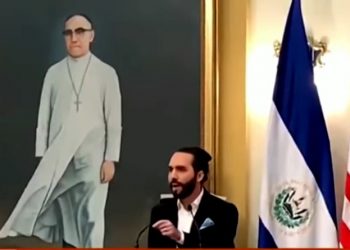 Presidente Bukele critica a congresistas en compañía de militares