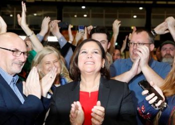 Irlanda: Jóvenes votan por el radical Sinn Fein que debe pactar para formar gobierno