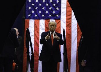 Trump fustigó debate demócrata durante mitin en Arizona
