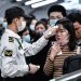 China: Casi 500 fallecidos por coronavirus y OMS critica restricciones a viajeros