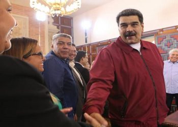El «Medio petro» que le metió Maduro a los venezolanos y no han podido cobrar