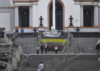 Fuerzas del terror de Maduro queman pancartas del piloto venezolano Óscar Pérez en el Panteón Nacional