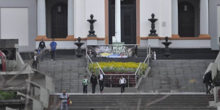 Fuerzas del terror de Maduro queman pancartas del piloto venezolano Óscar Pérez en el Panteón Nacional
