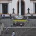 Fuerzas del terror de Maduro queman pancartas del piloto venezolano Óscar Pérez en el Panteón Nacional