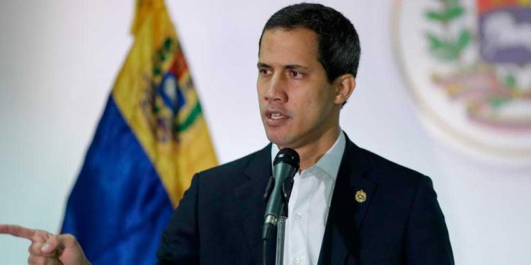 Juan Guaidó denunció hostigamiento de fuerzas especiales en su casa