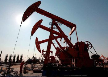 Precios del petróleo se desploman 30% tras recorte de Arabia Saudí