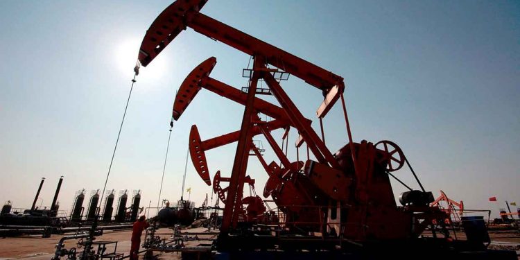 Precios del petróleo se desploman 30% tras recorte de Arabia Saudí