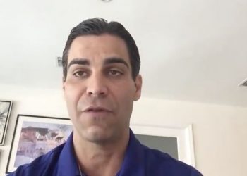 El alcalde de Miami se aísla en un barco en alta mar tras dar positivo de coronavirus