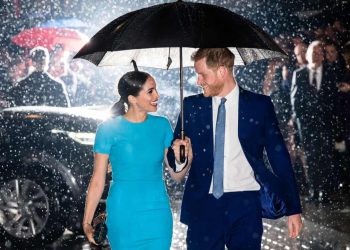 Regresaron a Londres los duques de Sussex y mostraron su amor bajo la lluvia entre aplausos y abucheos