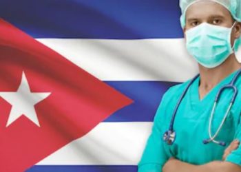 Profesionales de la salud en Argentina rechazan la llegada de médicos cubanos a su país