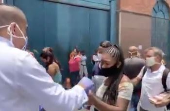 Mientras todos se apartan, este político venezolano está “abrazando” en medio de la pandemia