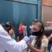 Mientras todos se apartan, este político venezolano está “abrazando” en medio de la pandemia