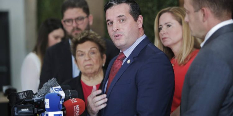 Representante de Florida, Javier Fernández: «Dejemos de lado la política y trabajemos juntos para cumplir con nuestras familias trabajadoras»