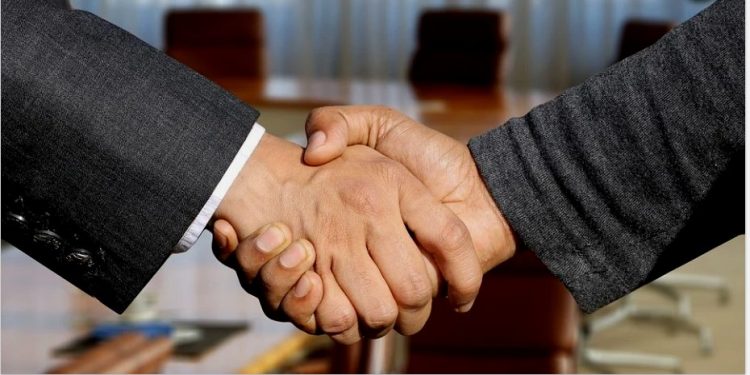 Autoridad médica de EE.UU recomienda a las personas no volver a darse la mano