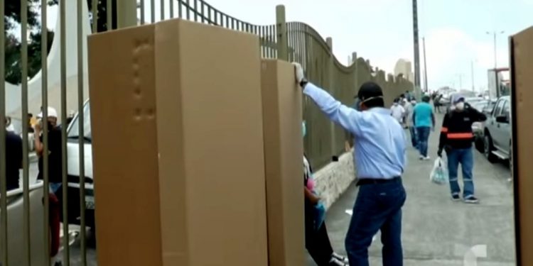 Guayaquil emplea ataúdes de cartón para sepultar a sus muertos por el Covid-19