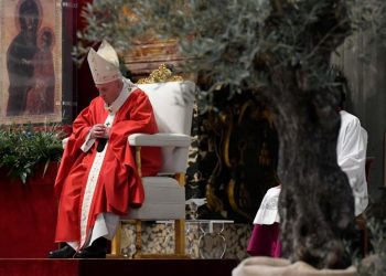 El dramático llamado del Papa Francisco en el Domingo de Ramos sin gente en las calles: «La vida no sirve si no se sirve»