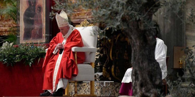 El dramático llamado del Papa Francisco en el Domingo de Ramos sin gente en las calles: «La vida no sirve si no se sirve»