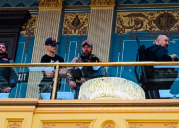Protestantes armados ingresan al Capitolio de Michigan para exigir el fin del bloqueo de cuarentena por el coronavirus