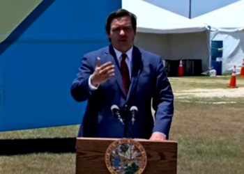DeSantis insta a solicitantes de beneficios de desempleo a «verificar su cuenta bancaria»