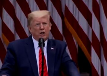 Trump abandona rueda de prensa tras incidente con periodista