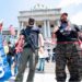 Manifestantes protestan con armas frente al Capitolio contra la cuarentena