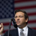 Ron DeSantis recibe ataque de Demócratas en Florida por su manejo de la pandemia
