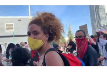 Anonymous Venezuela desenmascara a Dominicana chavista que protestaba en EEUU