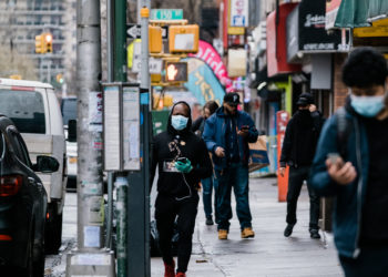 ¡Vuelve el coronavirus a NY! Cuomo amenazó con cerrar Manhattan y los Hamptons