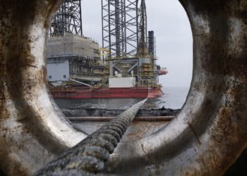 Rusia y Arabia Saudita le meten presión a socios petroleros tras acordar recortes