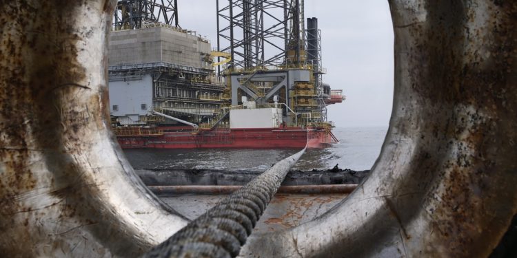 Rusia y Arabia Saudita le meten presión a socios petroleros tras acordar recortes