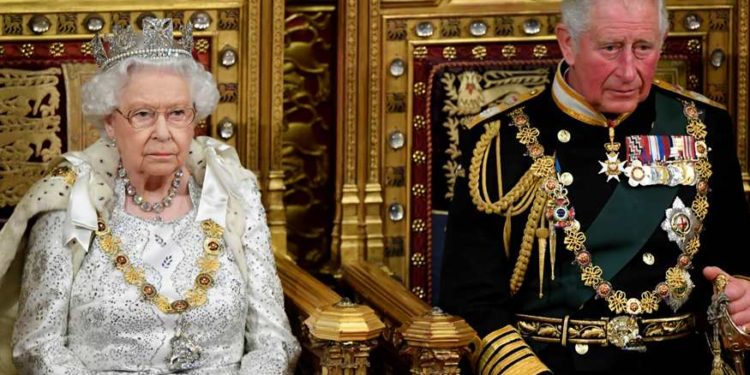 ¿Reina Isabel II prepara su abdicación al Trono?