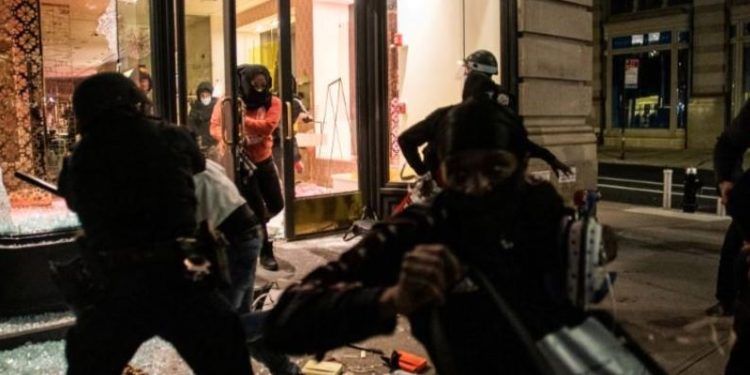 Trump pide a gobernadores arrestar personas para restablecer el orden tras protestas