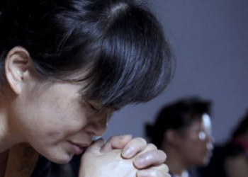 En China  el régimen presiona a familias de escasos recursos a renunciar a su fe a cambio de asistencia social