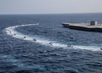 Irán lanzó misiles a réplica de portaaviones de EEUU en el Estrecho de Ormuz