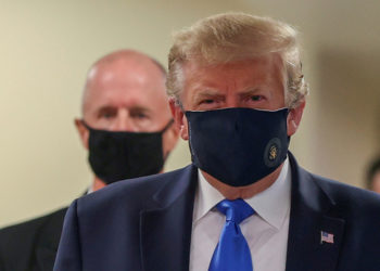 ¡Por primera vez! Donald Trump usa máscara en público durante la pandemia