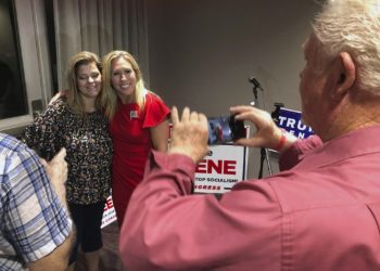 Marjorie Taylor Greene, una seguidora de QAnon, gana la primaria republicana en Georgia