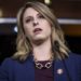 Katie Hill presenta su libro donde relata los motivos que le obligaron a salir del Congreso