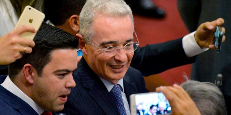 Uribe «Superstar»: le dan una calle en Miami y la Procuraduría lo defiende