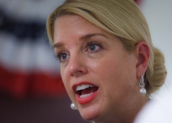 Ex procuradora Pam Bondi arremetió contra Joe Biden y su hijo Hunter