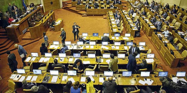Congresistas chilenos rechazan ajuste salarial
