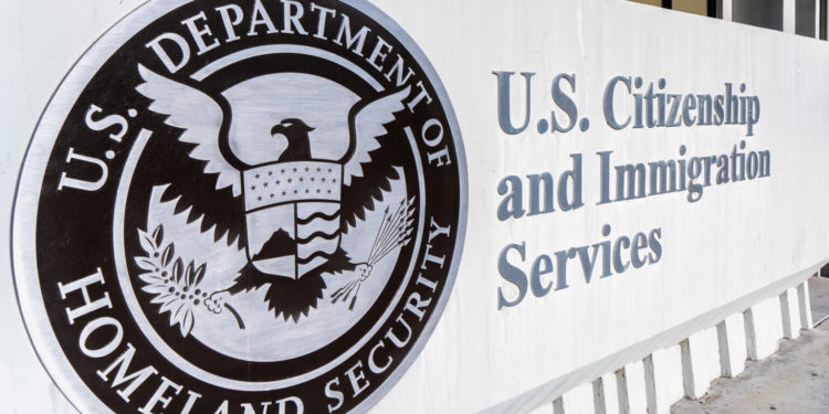 USCIS lanza iniciativa que complica obtener una Green Card