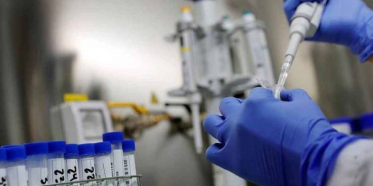Temen influencia de la política para aprobar vacunas contra el COVID-19