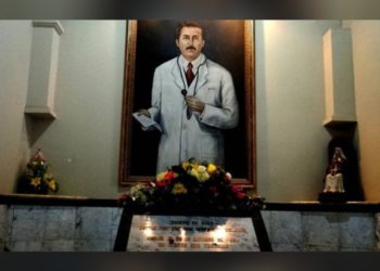 De nuevo trasladan los restos de José Gregorio Hernández