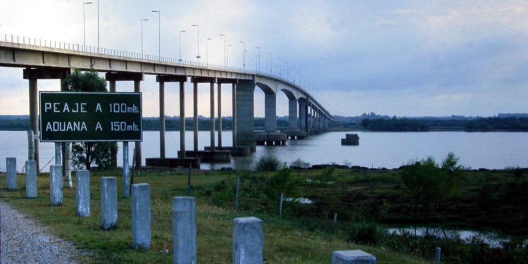 Argentinos van a Uruguay para huir de la cuarentena y el peronismo